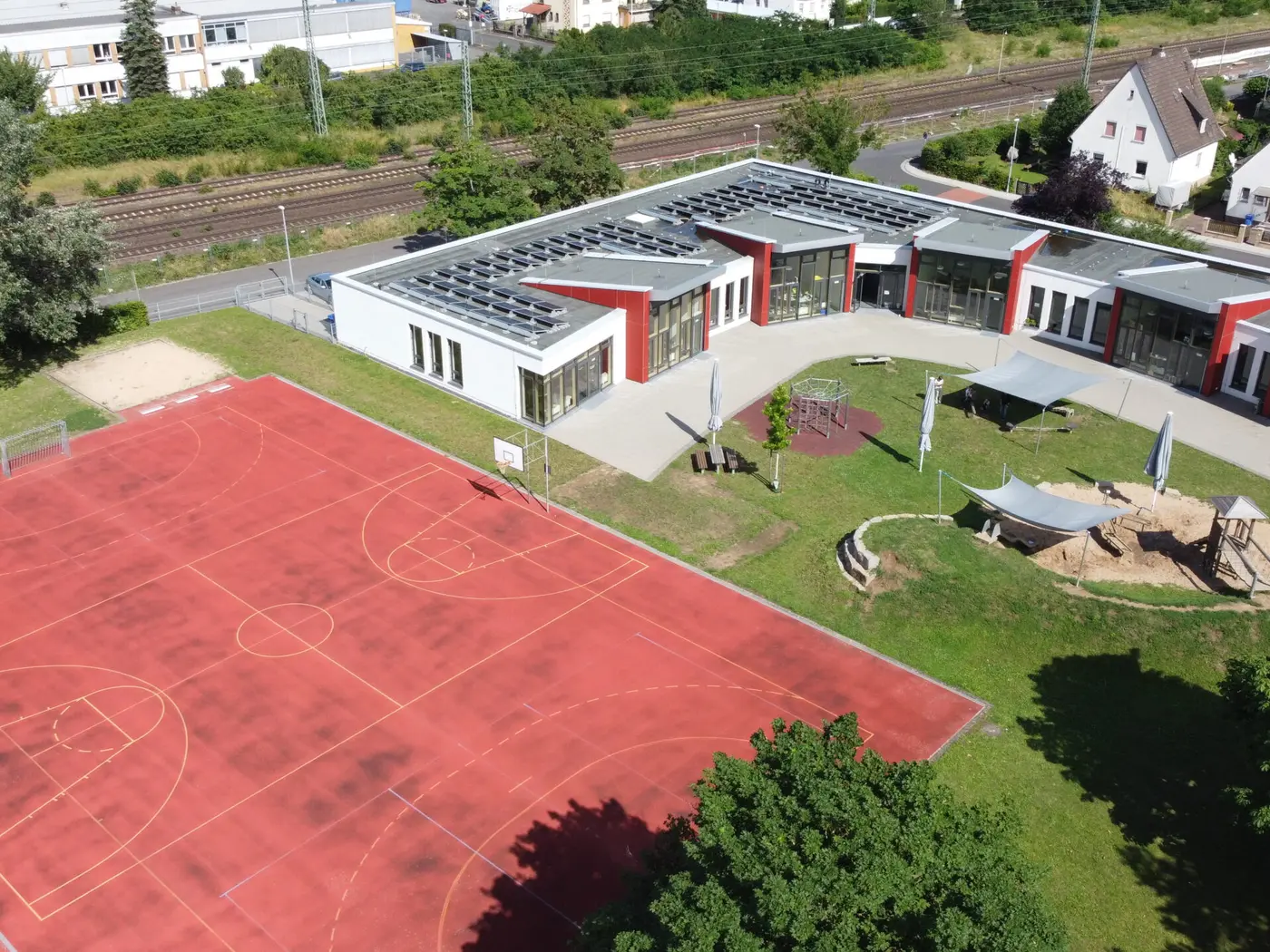 Luftaufnahme des Kita- und Hortgeländes in Karlstein mit Sport- und Spielplatz